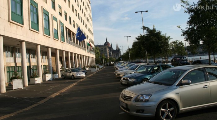 Változtatásokat várunk a politikusoktól is