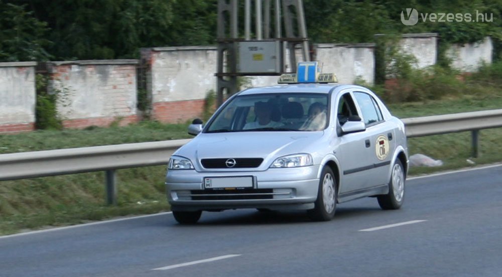 9 óra rutin, 20 óra forgalom, 1 óra vizsga: 30 az alapóraszám