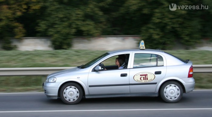 Mindenki saját autóval oktat