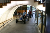 Mehet a gokart, amíg a szülők átveszik az új autót