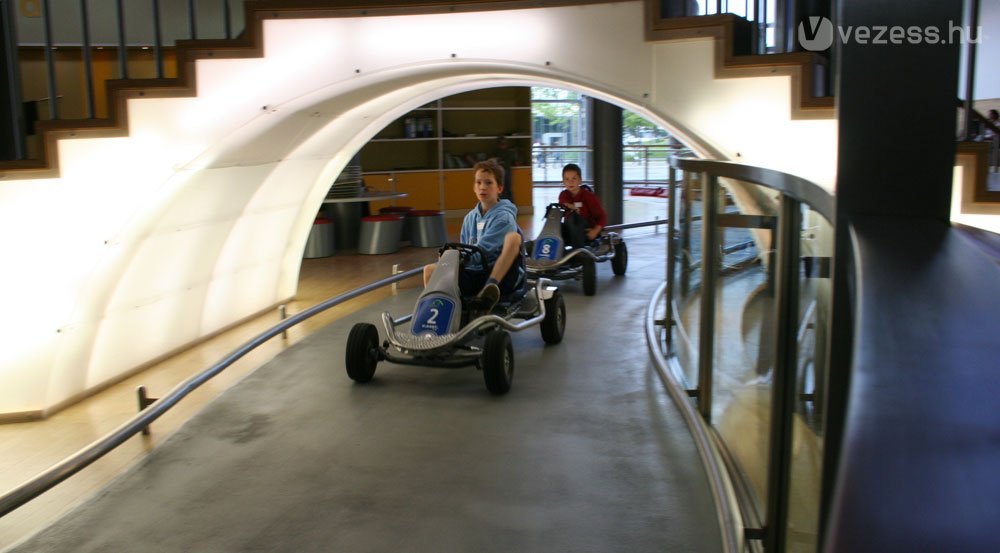 Mehet a gokart, amíg a szülők átveszik az új autót