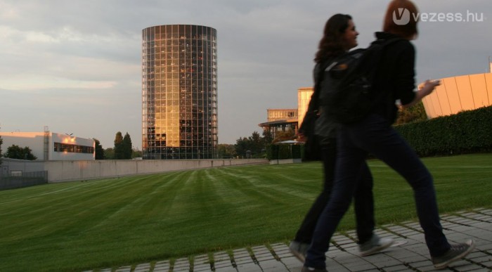 400 autó fér a 48 méter magas toronyba