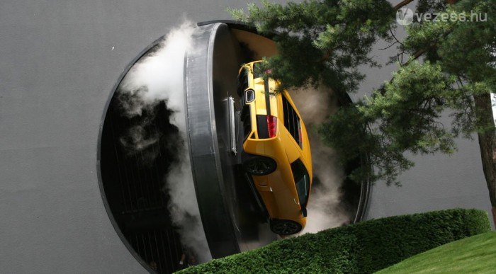 Pokoli körítésben a 640 lóerős Murciélago