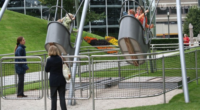 Külön munkatárs löki a hajóhintát