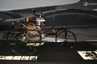 Replika a Benz Patent Motorwagen. A világ első autójának eredetije a Deutsches Museumban van