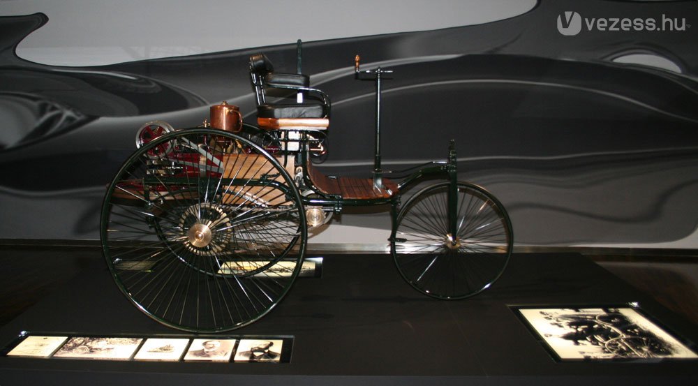 Replika a Benz Patent Motorwagen. A világ első autójának eredetije a Deutsches Museumban van