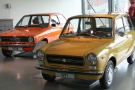 Jobbra az Autobianchi A112, mellette az Audi 50. Utóbbi az első német autóként utánozta a Mini felépítését, de jobb kényelemmel és nagy hátsó csomagtérajtóval