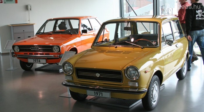 Jobbra az Autobianchi A112, mellette az Audi 50. Utóbbi az első német autóként utánozta a Mini felépítését, de jobb kényelemmel és nagy hátsó csomagtérajtóval