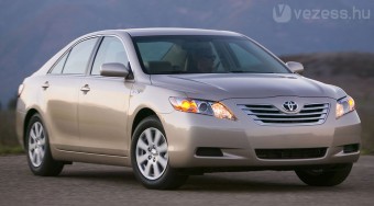Lassít a Toyota