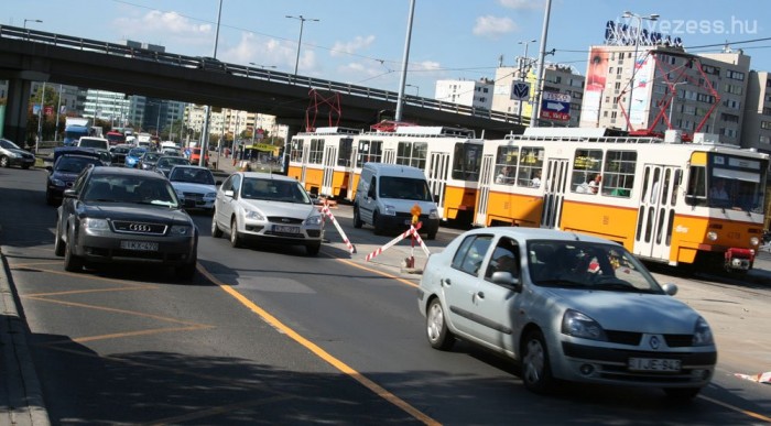 Két lezárt sáv okoz szörnyű dugót az Árpád hídnál