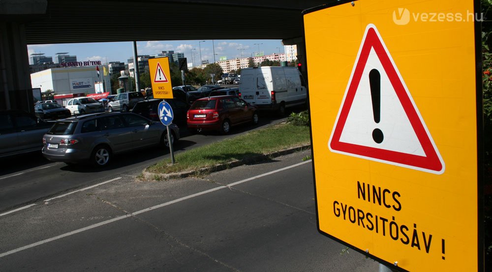 Veszélyes torkolat lett a jobbra vezető sávból a Róbert Károly körút és a Váci út sarkán