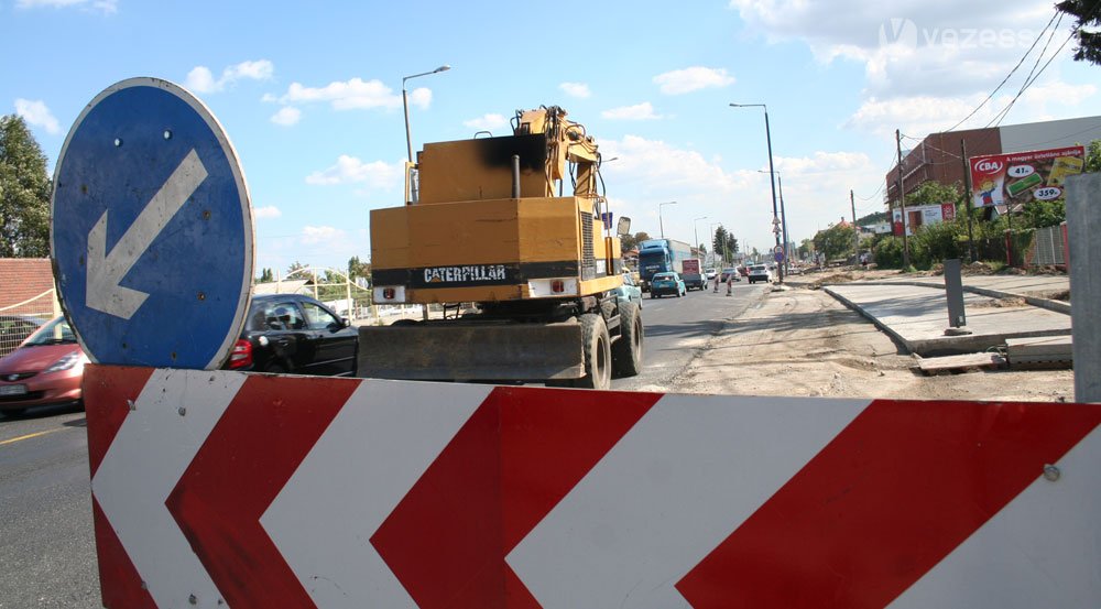 A sávok fele lezárva a Bécsi út egy részén