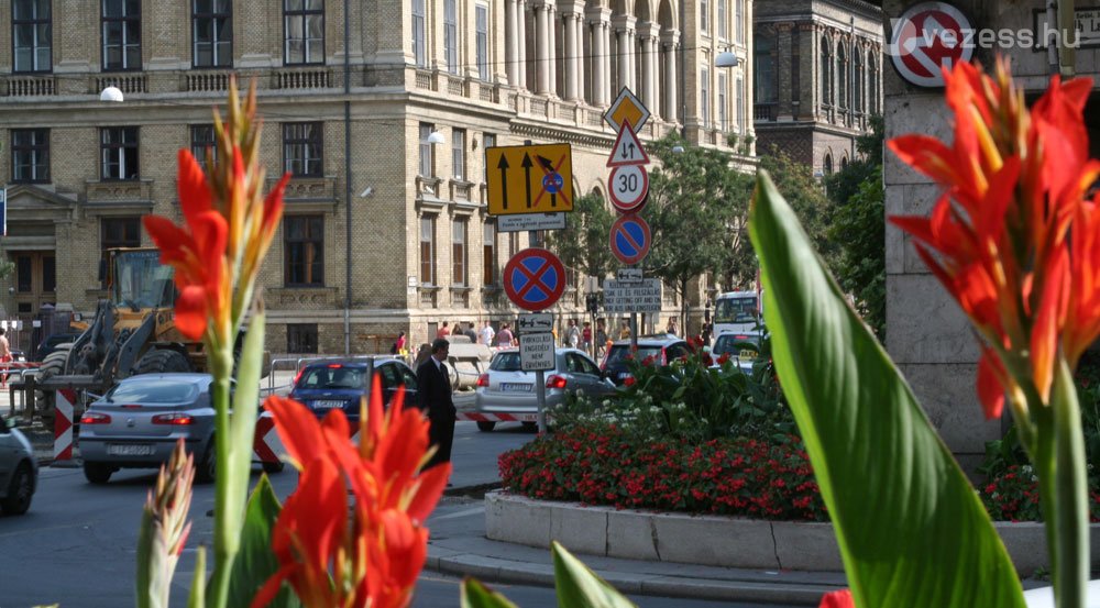 Borzasztó dugót okozott a sávlezárás az Astoriánál