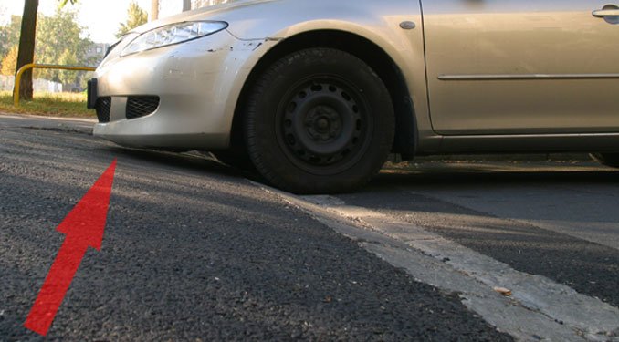 Alig fél centi maradt a kocsi orra és az aszfalt között