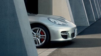 Takargatja a hátsóját a Porsche