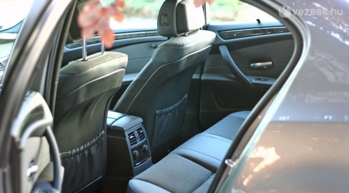 Lényeges különbség a hármashoz képest, hogy ebben hátul is el lehet férni kényelmesen