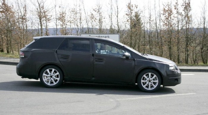 Kombi is lesz az Avensisből