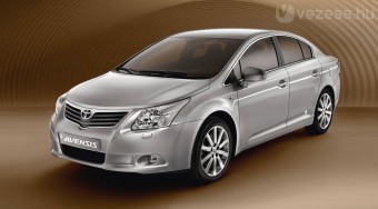 Új Toyota Avensis elölről és belülről