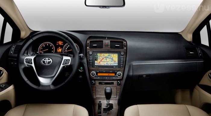 Új Toyota Avensis elölről és belülről 6