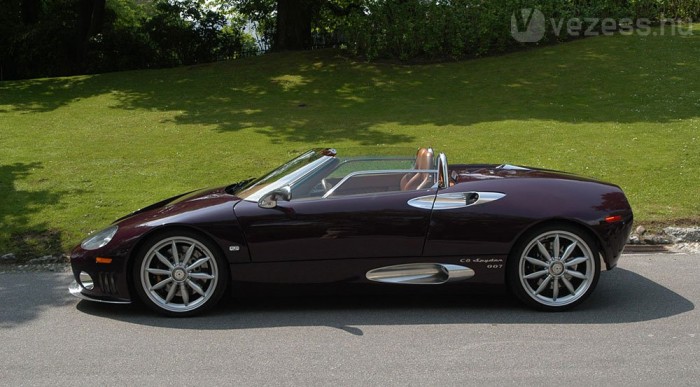 Versenygépet küld utcára a Spyker 6
