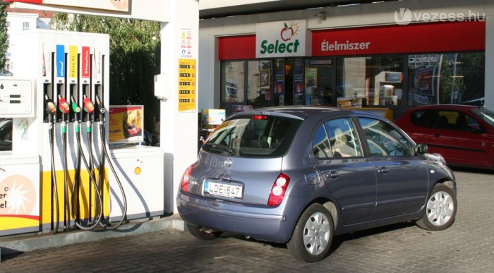 Bea ritkán jár tankolni