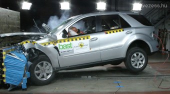 Mercedes ML: Ötcsillagos gyalogostaposó