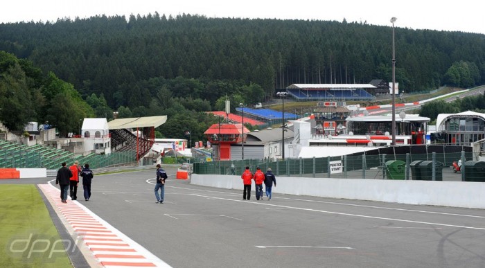 Räikkönen utolsó esélye 8 | Vezess Nem kis gyaloglás a pályabejárás