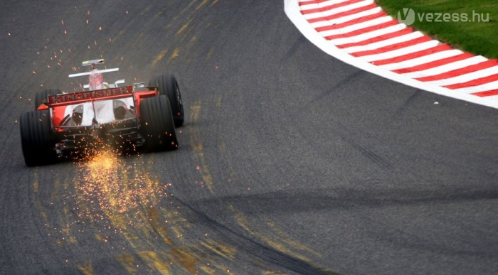 Az Eau Rouge-nál reszeltek