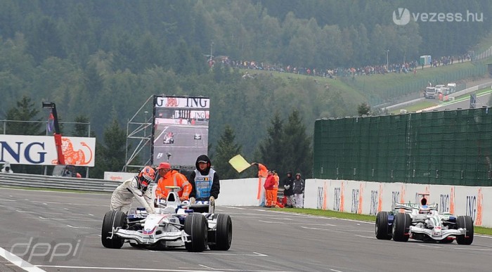 Alonso nyert, Räikkönen összetörte 7 | Vezess Kubica saját kezűleg tologatta az autót