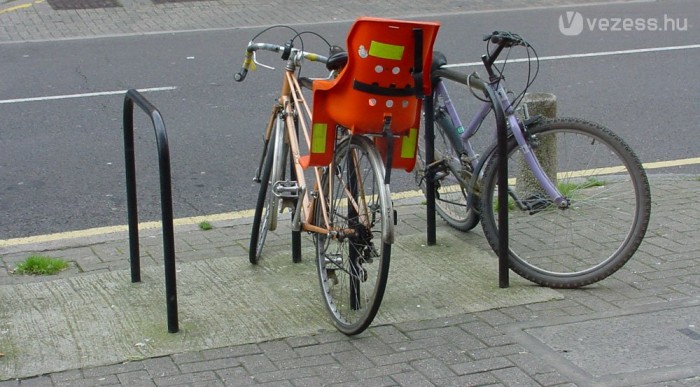 Lámpa is kellene rá leghátra