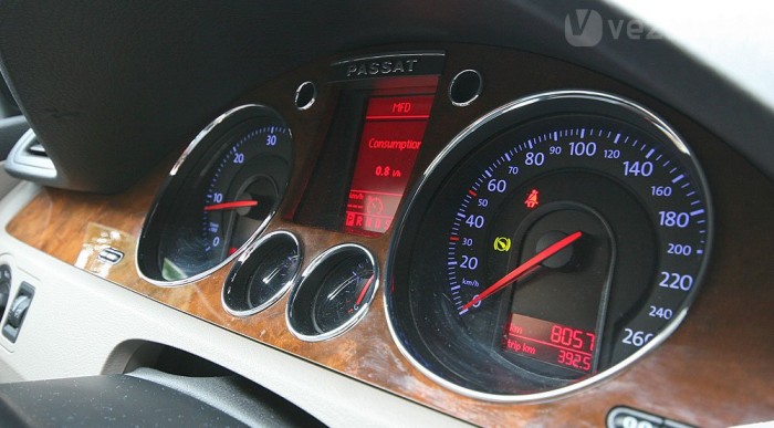 Elérhetőbb álom: VW Passat 9 | Vezess Szép, fémkeretes műszerek