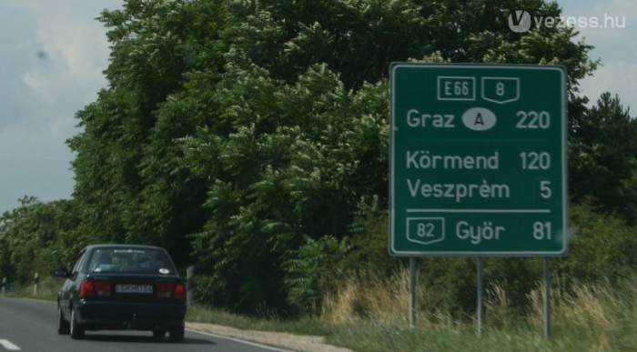 Az autó vagy a MÁV az olcsóbb? 8 Országúton mentünk a 308-assal