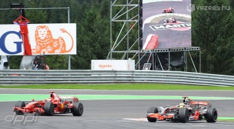 A Renault-nál megvédik Hamiltont