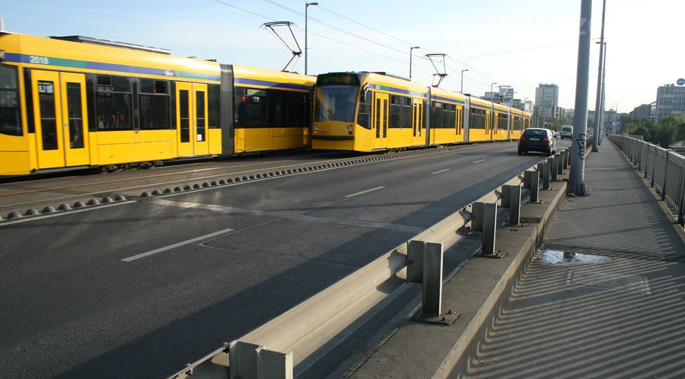 A Petőfi hídon is lámpa szolgálja az akadálymentesítést