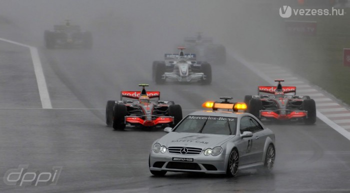 Jól jönne a safety car