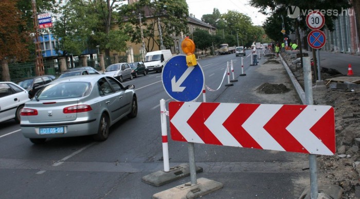 Az élet megy tovább