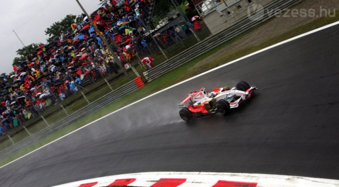 Csak Fisichella esett ki