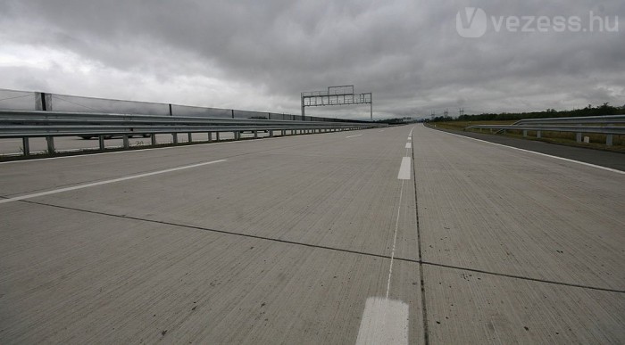 Gyors teszt az új M0-on 10 | Vezess Jobban bírja a strapát