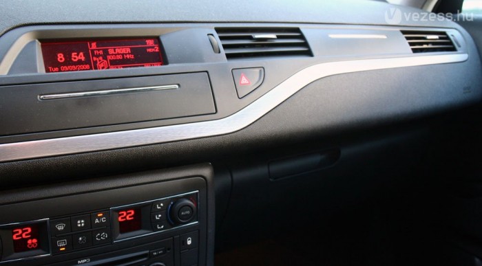 Új Citroën C5: Itt a csúcsmodell 9 | Vezess Ha rendeltetésszerűen használjuk az elakadásjelzőt, akkor nem zavaró a helye