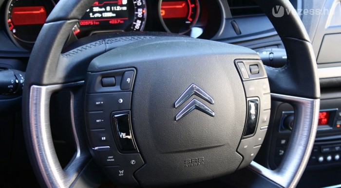 Új Citroën C5: Itt a csúcsmodell 8 | Vezess Nyominger duda, középen fix kormány, 86 gomb