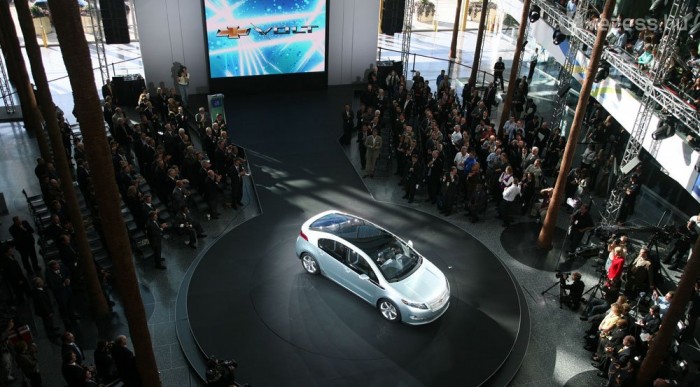 3-6 óra alatt tölthető fel a Volt konnektorból. A motorja 150 lóerős, akkuval 56 kilométer megy el, utána a benzines tölti a telepeket