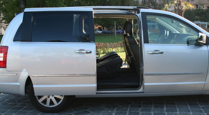 Motor mozgatja a tolóajtót