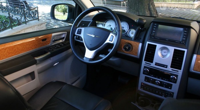 Nincs baj az anyagminőséggel, jó az üléshelyzet és kényelmes vezetni