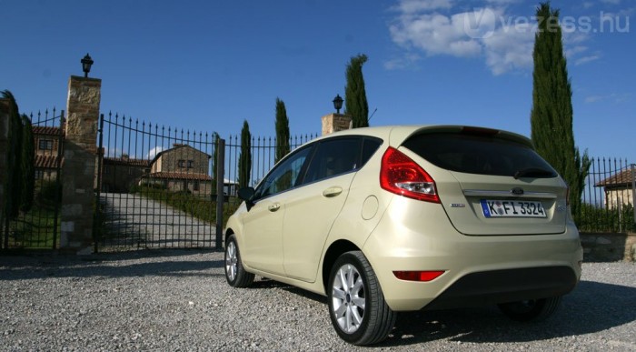 A speciális töltőnyílás miatt nem lehet mást tankolni bele