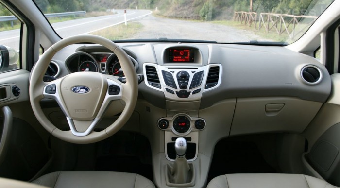 Minden változatban kéttónusú a műszerfal