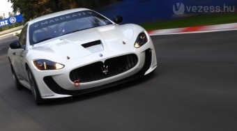 Elegáns versenyautó