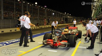 Hamilton az élen az új pályán