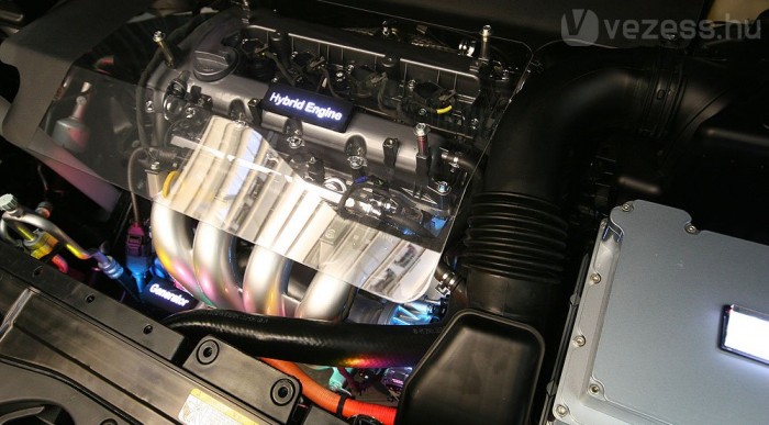 Villódzó feliratok a gépháztető alatt