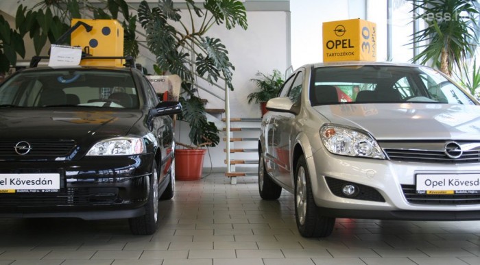 Ugyanaz a felállás: jön egy új, de marad a régi is