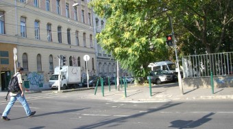 Az emberek fele átmegy a piroson